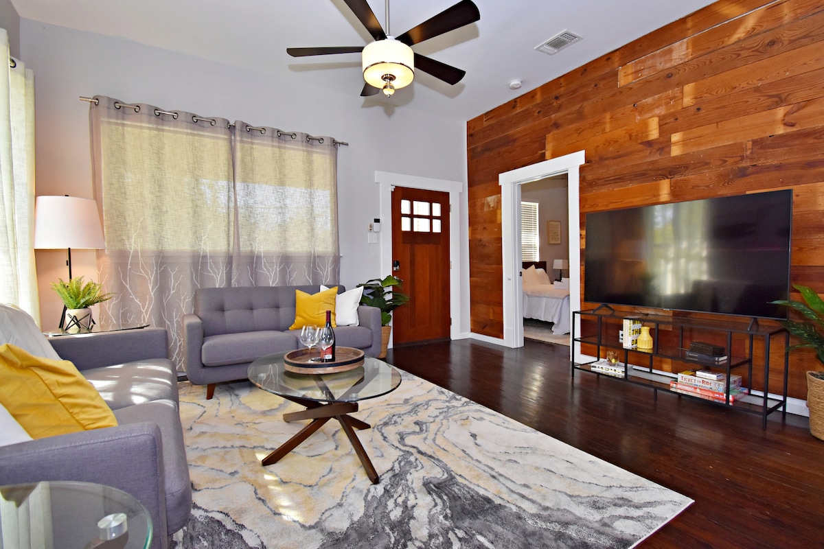 Living room with hardwood floors in furnished San Antonio monthly rental